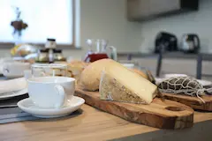 Colazione al BnB Il Fienile con prodotti tipici piemontesi, pane, formaggi e salumi locali<br />